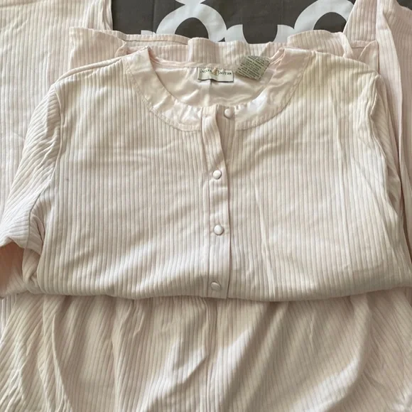 Jaclyn Smith Pajama Set - Picture 1 of 5